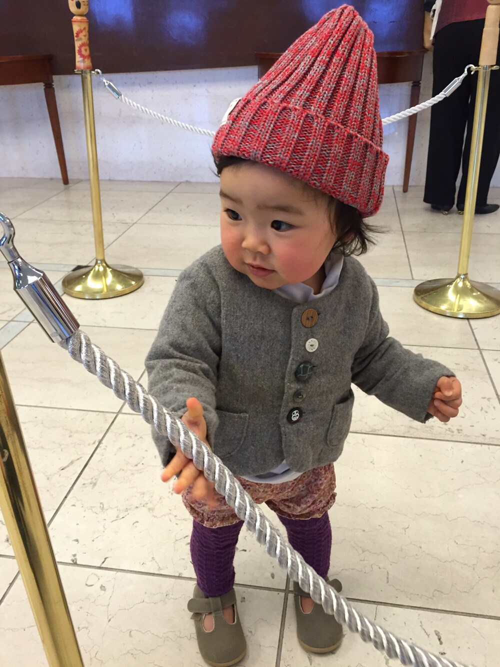 「SHIPS KIDSのアイテム（ニットキャップ/ビーニー、レッド系）」を使った、miyokoharu Ariiさん（キッズ・80cm）の冬コーディネートの1枚目の写真