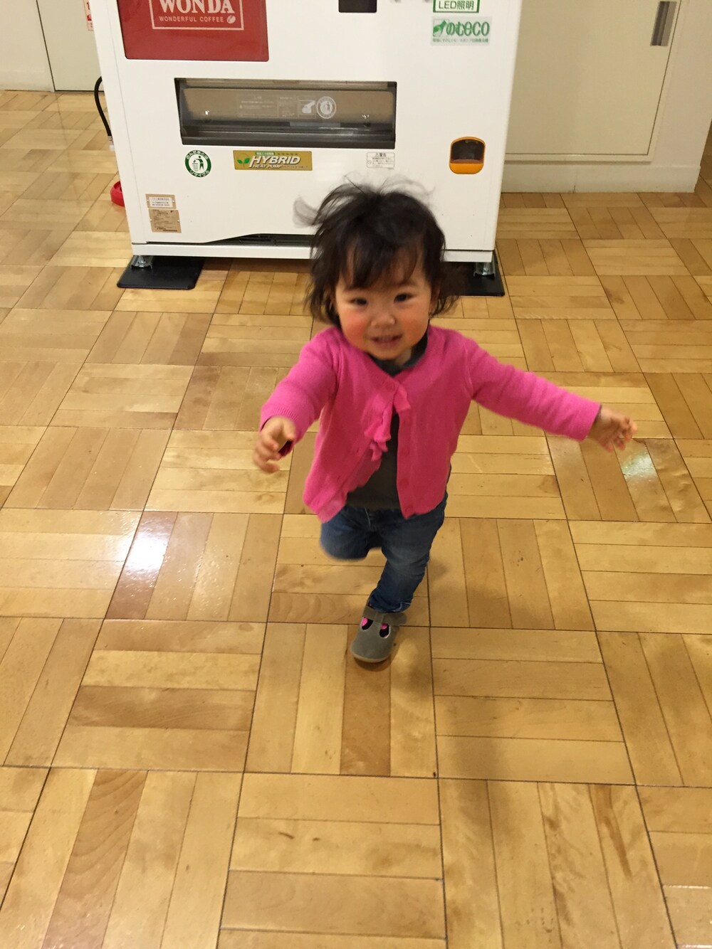 「OSHKOSHのアイテム（カーディガン/ボレロ、ピンク系）」を使った、miyokoharu Ariiさん（キッズ・80cm）の冬コーディネートの1枚目の写真