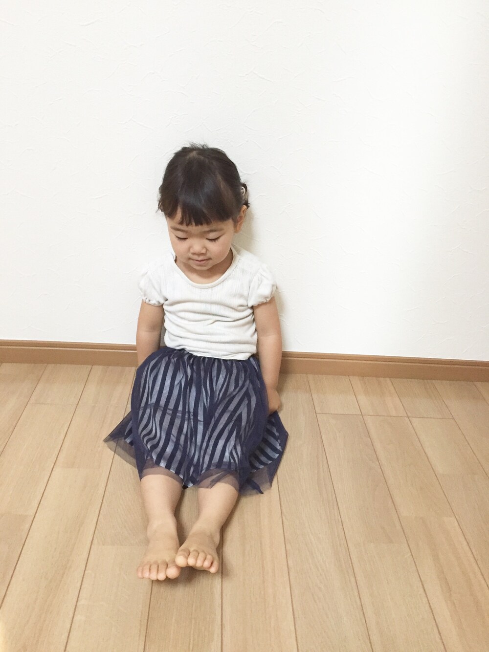 「studio miniのアイテム（Tシャツ/カットソー、ホワイト系）」を使った、miyokoharu Ariiさん（キッズ・90cm）の春コーディネートの1枚目の写真