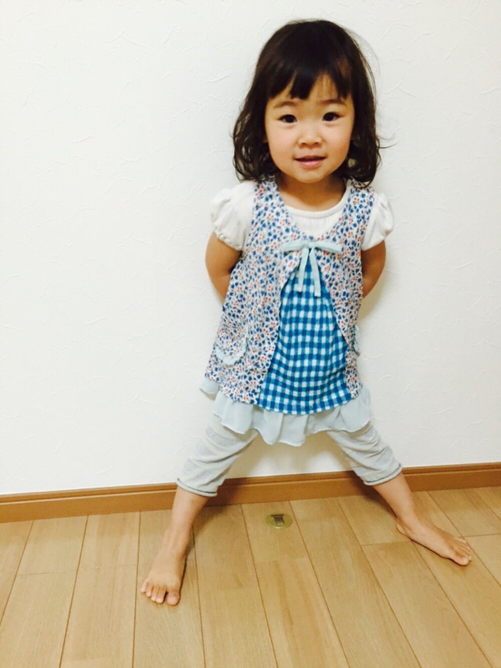 「CHIP TRIPのアイテム（ワンピース、ブルー系）」を使った、miyokoharu Ariiさん（キッズ・90cm）の春コーディネートの1枚目の写真