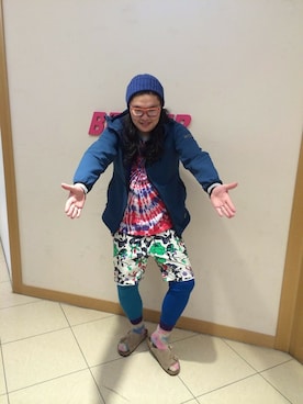 「タイダイ」｜「アイテム（マウンテンパーカー）」を使った、日下部氏さん（メンズ・180cm）の春コーディネート