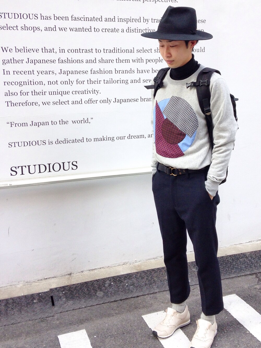 「ツバ広ハット、タックイン、タックパンツ、トレーナー、リュック、BLACK&BLUE、マスターピース、soe、Nine Tailor」｜「Nine Tailorの【Nine tailor】Solidity Felt Hat（ハット、ブラック系）」を使った、morioさん（メンズ・174cm）の冬コーディネートの1枚目の写真