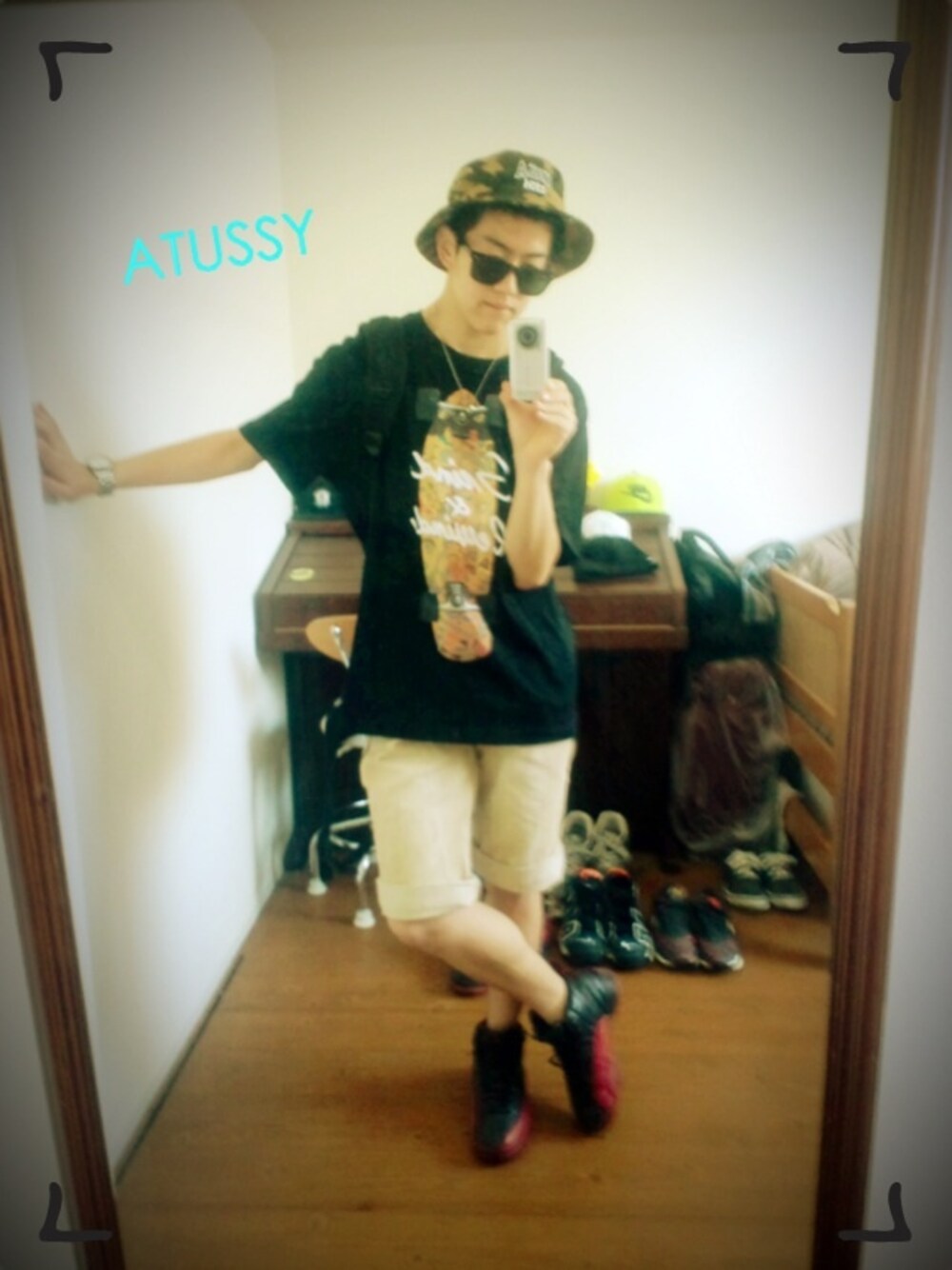 ブラック系のスニーカー、ブラック系のTシャツ/カットソー、ベージュ系のその他パンツを着用したメンズの春コーディネートの1枚目の写真