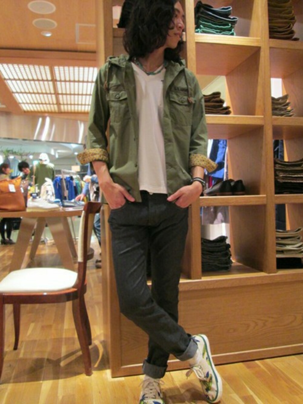 グリーン系のシャツ/ブラウス、ホワイト系のTシャツ/カットソー、ブルー系のデニムパンツを着用したメンズの春コーディネートの1枚目の写真