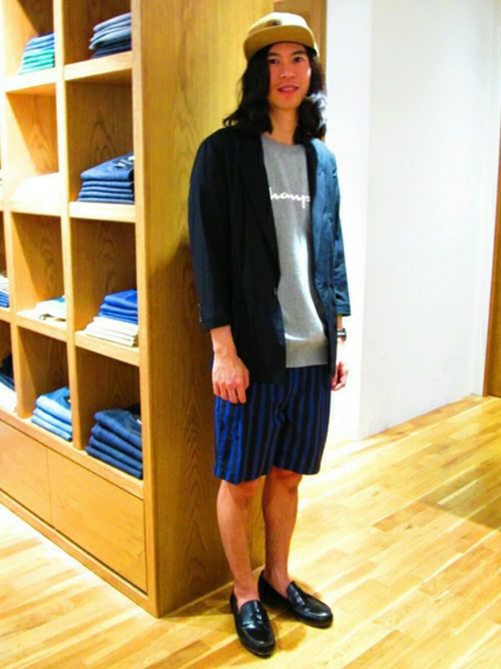 ブラック系のテーラードジャケット、グレー系のTシャツ/カットソー、その他のその他パンツを着用したメンズの春コーディネートの1枚目の写真