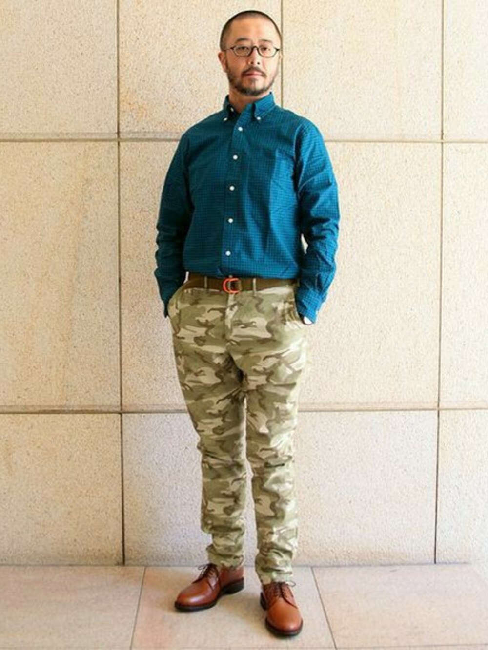 グリーン系のシャツ/ブラウス、その他のその他パンツ、ブラウン系のドレスシューズを着用したメンズの秋コーディネートの1枚目の写真