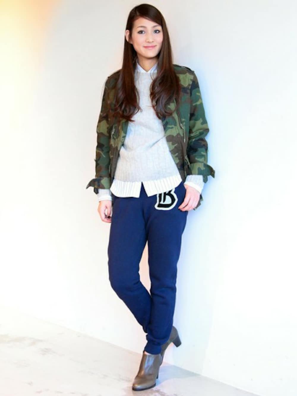 グリーン系のミリタリージャケット、ホワイト系のニット/セーター、ホワイト系のシャツ/ブラウスを着用したレディースの秋コーディネートの1枚目の写真