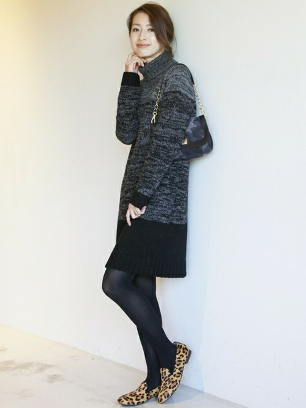 ブラウン系のその他シューズ、ブラック系のショルダーバッグ、ブラック系のワンピースを着用したレディースの冬コーディネートの1枚目の写真