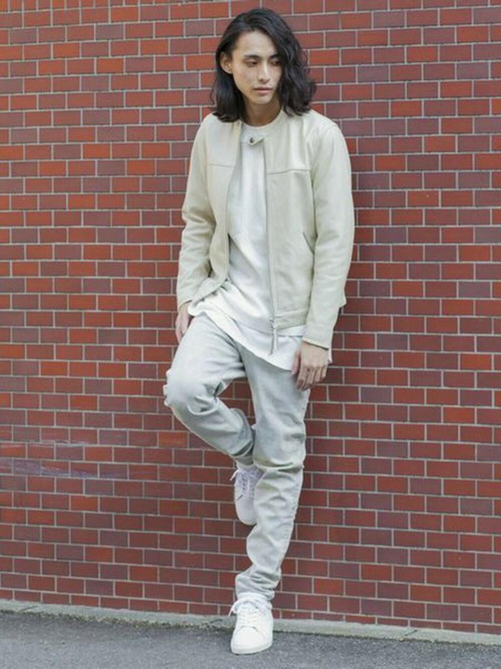 ベージュ系のライダースジャケット、ホワイト系のTシャツ/カットソー、ホワイト系のTシャツ/カットソーを着用したメンズの冬コーディネートの1枚目の写真