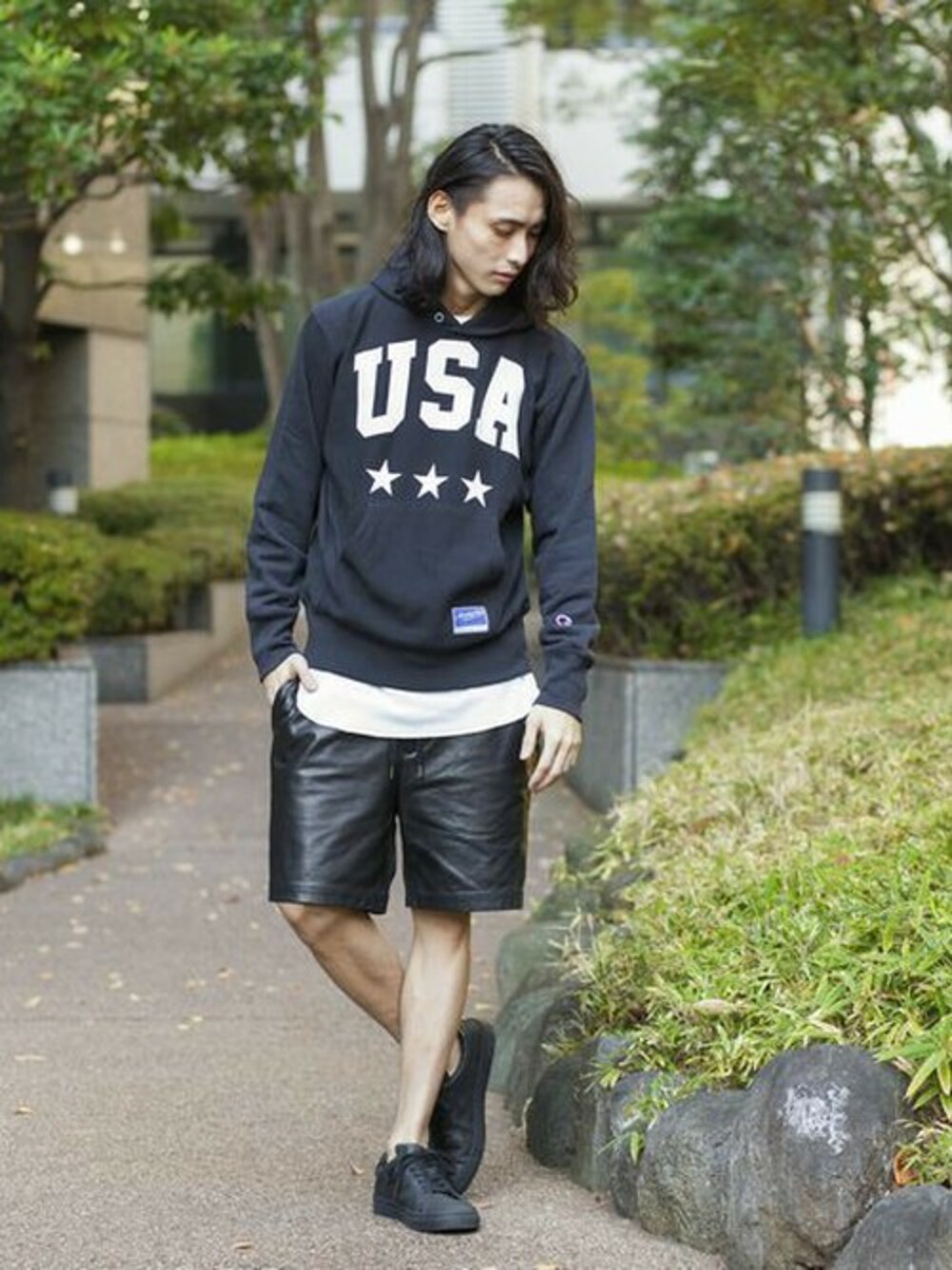 ブラック系のパーカー、ブラック系のTシャツ/カットソー、ホワイト系のスニーカーを着用したメンズの冬コーディネートの1枚目の写真