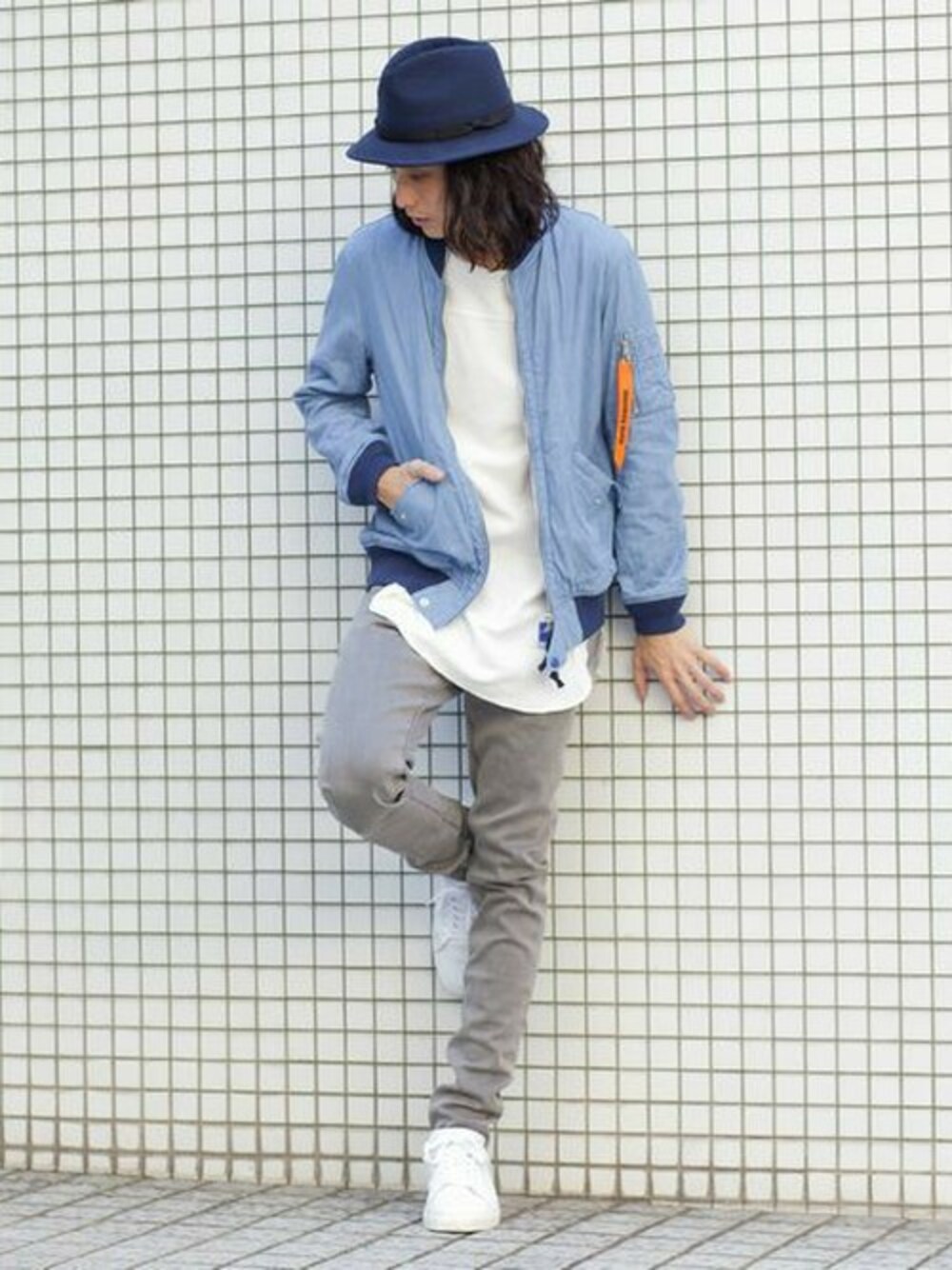 ブルー系のミリタリージャケット、ホワイト系のTシャツ/カットソー、グレー系のデニムパンツを着用したメンズの冬コーディネートの1枚目の写真