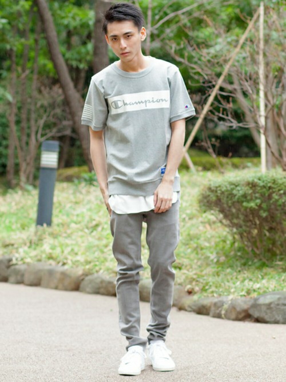 グレー系のTシャツ/カットソー、ホワイト系のタンクトップ、グレー系のデニムパンツを着用したメンズの春コーディネートの1枚目の写真