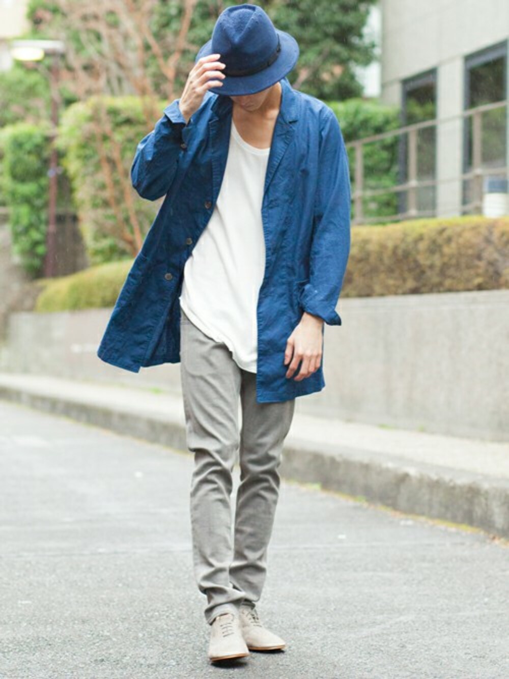 ブルー系のその他アウター、ホワイト系のTシャツ/カットソー、グレー系のデニムパンツを着用したメンズの春コーディネートの1枚目の写真