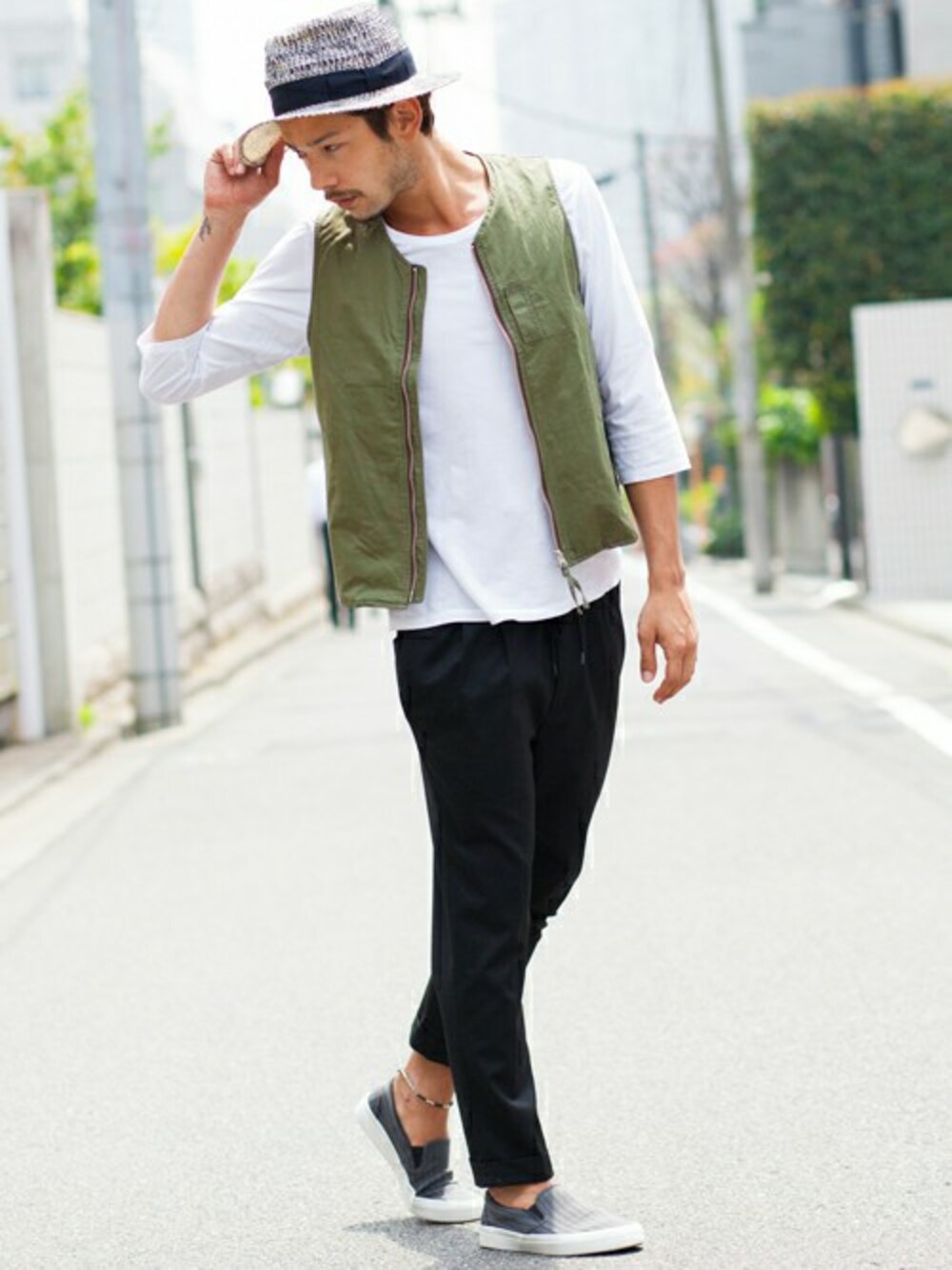 ホワイト系のTシャツ/カットソー、グリーン系のベスト、ブルー系のハットを着用したメンズの春コーディネートの1枚目の写真