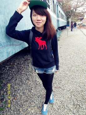 「Abercrombie&Fitch（アバークロンビーアンドフィッチ）のアイテム（スウェット）」を使った、莊佳妮さん（レディース・158cm）の冬コーディネート