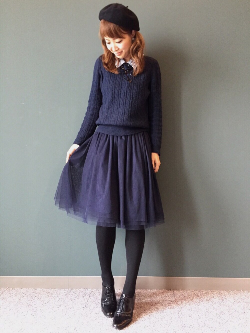 「ベレー帽×メガネ、チュールスカート、ニット×シャツ、パールアクセ、パールピアス、オックスフォード、RANDA、シャツ×ニット、レースアップシューズ、ワントーンコーデ」｜「RANDAの【2015S/S新作★送料無料】オックスフォードシューズ/ES4207/S（その他、ブラック系）」を使った、kumemiさん（レディース・154cm）の冬コーディネートの1枚目の写真