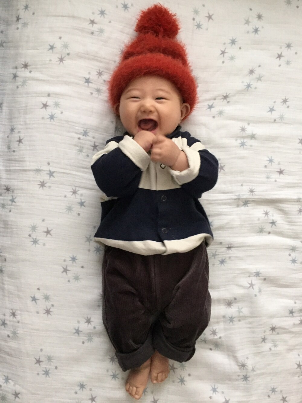 「赤ちゃん、０歳、4ヶ月、ボーダー、カーディガン、男の子、コーデュロイ、ニット帽、襟付きトップス」｜「MARKEY'Sのアイテム（ニットキャップ/ビーニー、レッド系）」を使った、ちーばちゃんさん（キッズ・60cm）の秋コーディネートの1枚目の写真