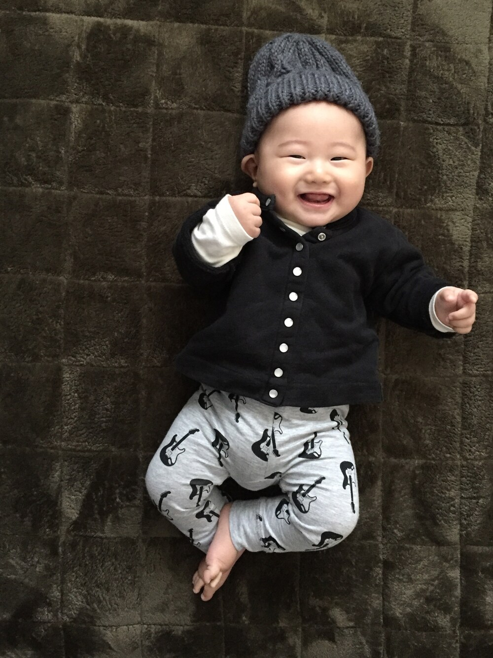 「ニット帽、カーディガン、シンプル、モノトーン、赤ちゃん、０歳、6ヶ月、男の子、baby」｜「ZARA KIDSのアイテム（ニットキャップ/ビーニー、グレー系）」を使った、ちーばちゃんさん（キッズ・60cm）の冬コーディネートの1枚目の写真