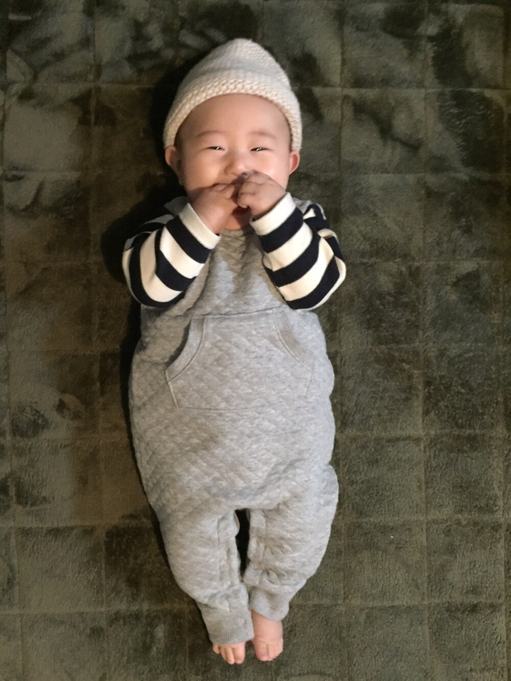 「オーバーオール、ニット帽、ボーダー、赤ちゃん、男の子、baby、０歳、6ヶ月、ひよこクラブコーデコンテスト」｜「こども ビームスのBONTON / 11 ニットキャップ（ニットキャップ/ビーニー、ホワイト系）」を使った、ちーばちゃんさん（キッズ・60cm）の冬コーディネートの1枚目の写真