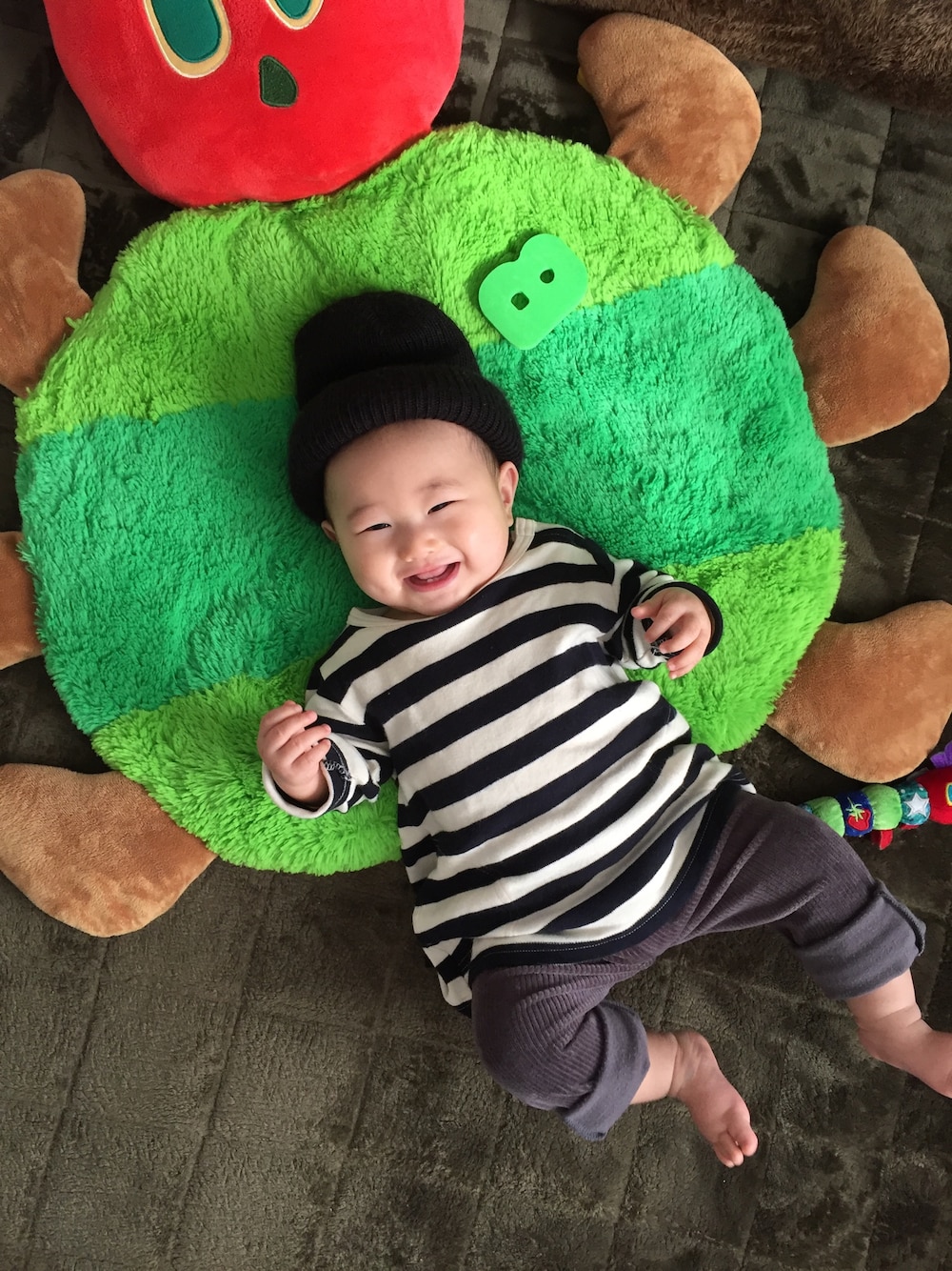 「はらぺこあおむし、コーデュロイ、ボーダー、ニット帽、赤ちゃん、baby、０歳、7ヶ月」｜「はらぺこあおむしのアイテム（ラグ/マット、その他）」を使った、ちーばちゃんさん（キッズ・60cm）の冬コーディネートの1枚目の写真