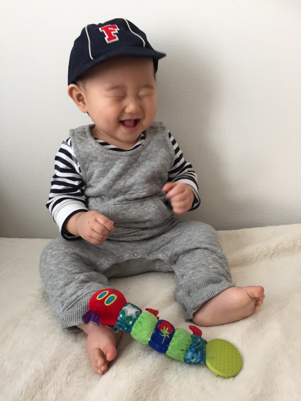「ベースボールキャップ、サロペット、おとこのこ、男の子、赤ちゃん、０歳、9ヶ月、ボーダー、はらぺこあおむし」｜「FILAのアイテム（キャップ、ブルー系）」を使った、ちーばちゃんさん（キッズ・80cm）の春コーディネートの1枚目の写真
