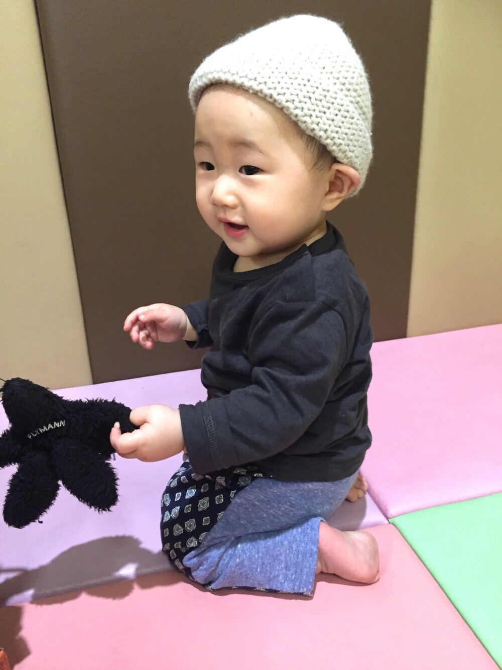 「おとこのこ、０歳、ニット帽、春、男の子コーデ、9ヶ月、柄パンツ、カジュアル、赤ちゃん」｜「こども ビームスのBONTON / 11 ニットキャップ（ニットキャップ/ビーニー、ホワイト系）」を使った、ちーばちゃんさん（キッズ・80cm）の春コーディネートの1枚目の写真