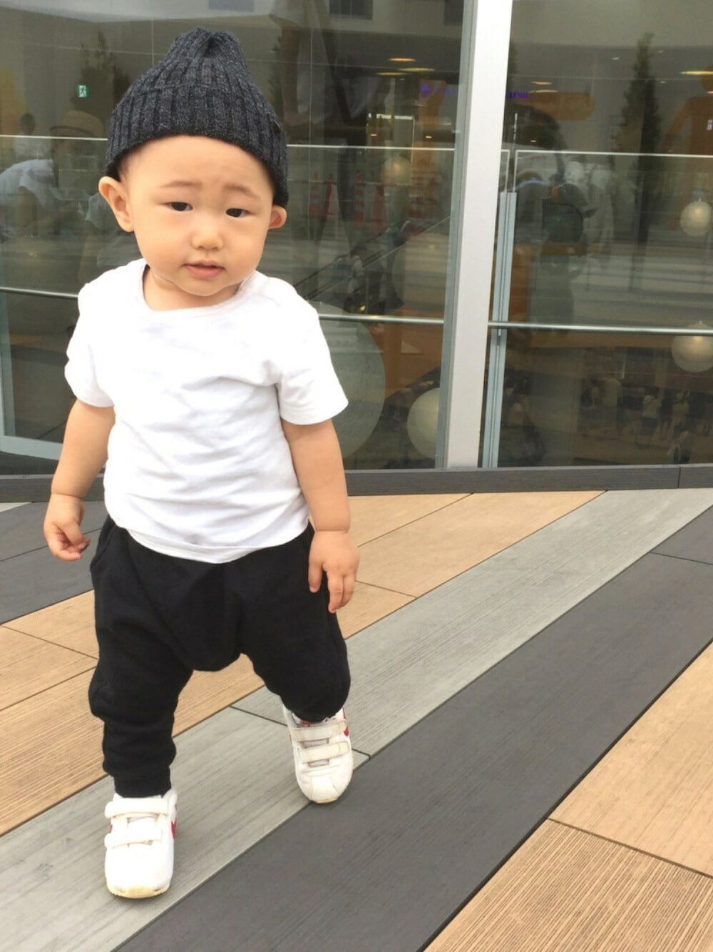 「シンプル、おとこのこ、1歳、ニット帽、サルエルパンツ、モノトーン、カジュアル」｜「FITHのアイテム（ニットキャップ/ビーニー、グレー系）」を使った、ちーばちゃんさん（キッズ・80cm）の秋コーディネートの1枚目の写真