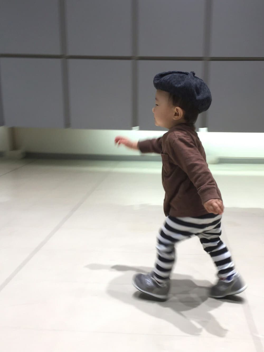 「秋コーデ、男の子、ベレー帽、ボーダー、used mix、1歳、おとこのこ、スニーカー、UNIQLO」｜「FITHのアイテム（ハンチング/ベレー帽、グレー系）」を使った、ちーばちゃんさん（キッズ・80cm）の秋コーディネートの1枚目の写真