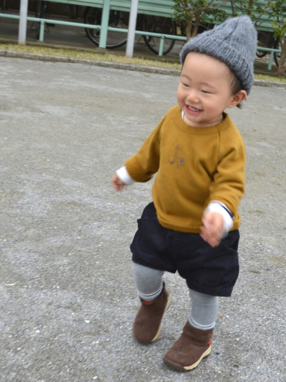 「ショートブーツ、チャッカモック、男の子、かぼちゃパンツ、タイツ、ニット帽、おとこのこ、1歳、スウェット、ブーツ」｜「JIPPONの綿裏起毛クループルオーバー ＪＰ (80～140cm)（スウェット、イエロー系）」を使った、ちーばちゃんさん（キッズ・80cm）の秋コーディネートの1枚目の写真