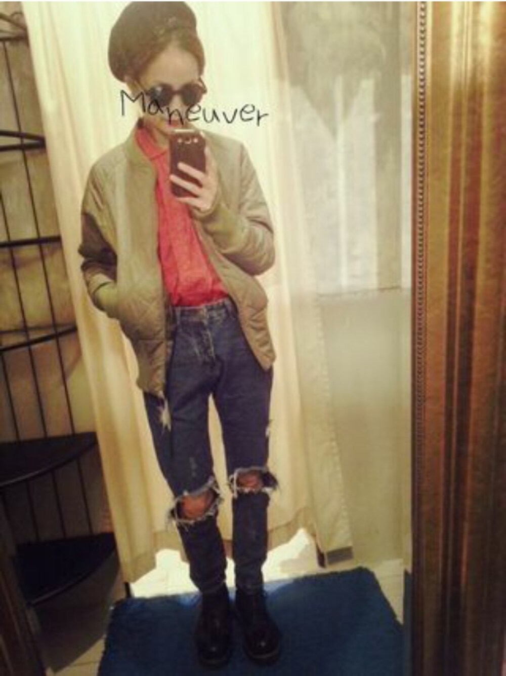 グリーン系のナイロンジャケットを着用したレディースの冬コーディネートの1枚目の写真