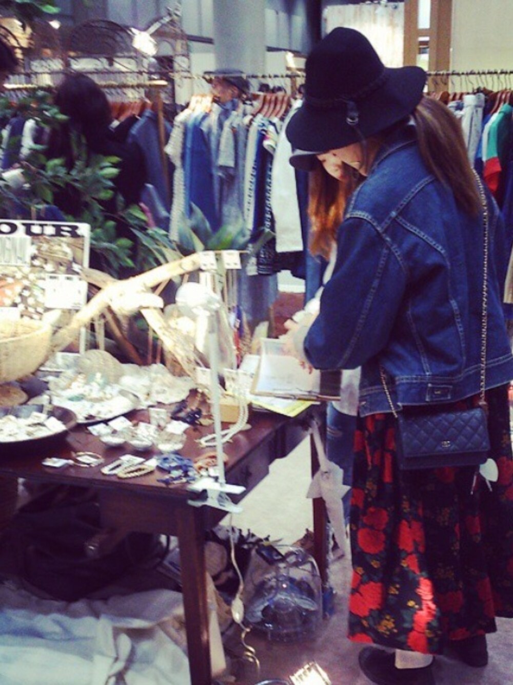 「ポシェット、chanel」｜「VINTAGEのアイテム（シャツワンピース、ブラック系）」を使った、maneuverさん（レディース・160cm）の冬コーディネートの1枚目の写真