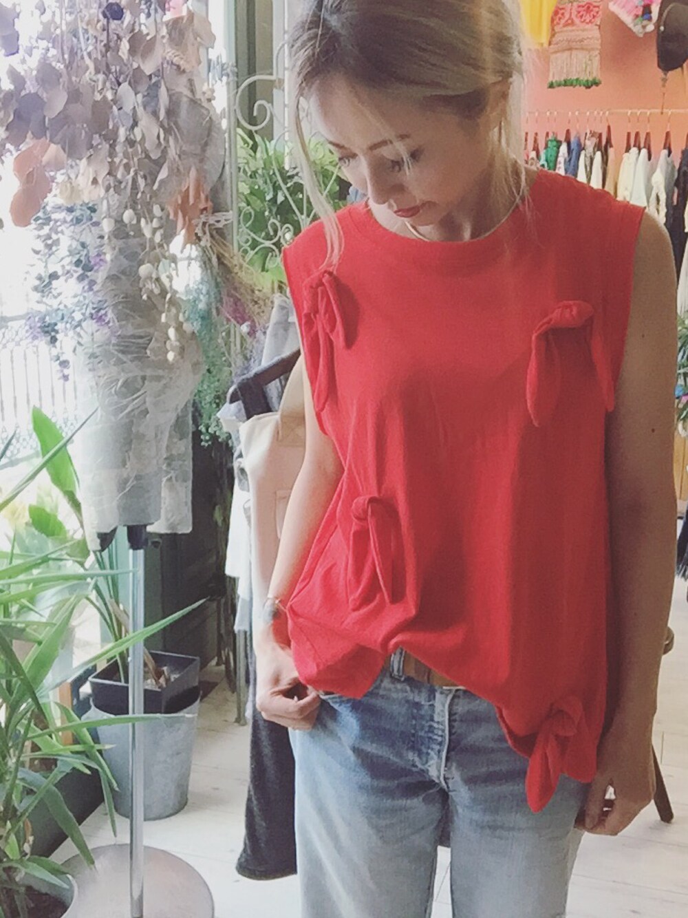 「リボン」｜「maneuverのアイテム（Tシャツ/カットソー、レッド系）」を使った、maneuverさん（レディース・160cm）の夏コーディネートの1枚目の写真