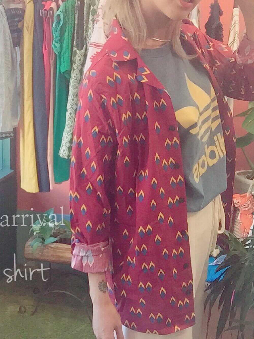 「柄シャツ」｜「Import & Selectのアイテム（シャツ/ブラウス、レッド系）」を使った、maneuverさん（レディース・160cm）の夏コーディネートの1枚目の写真