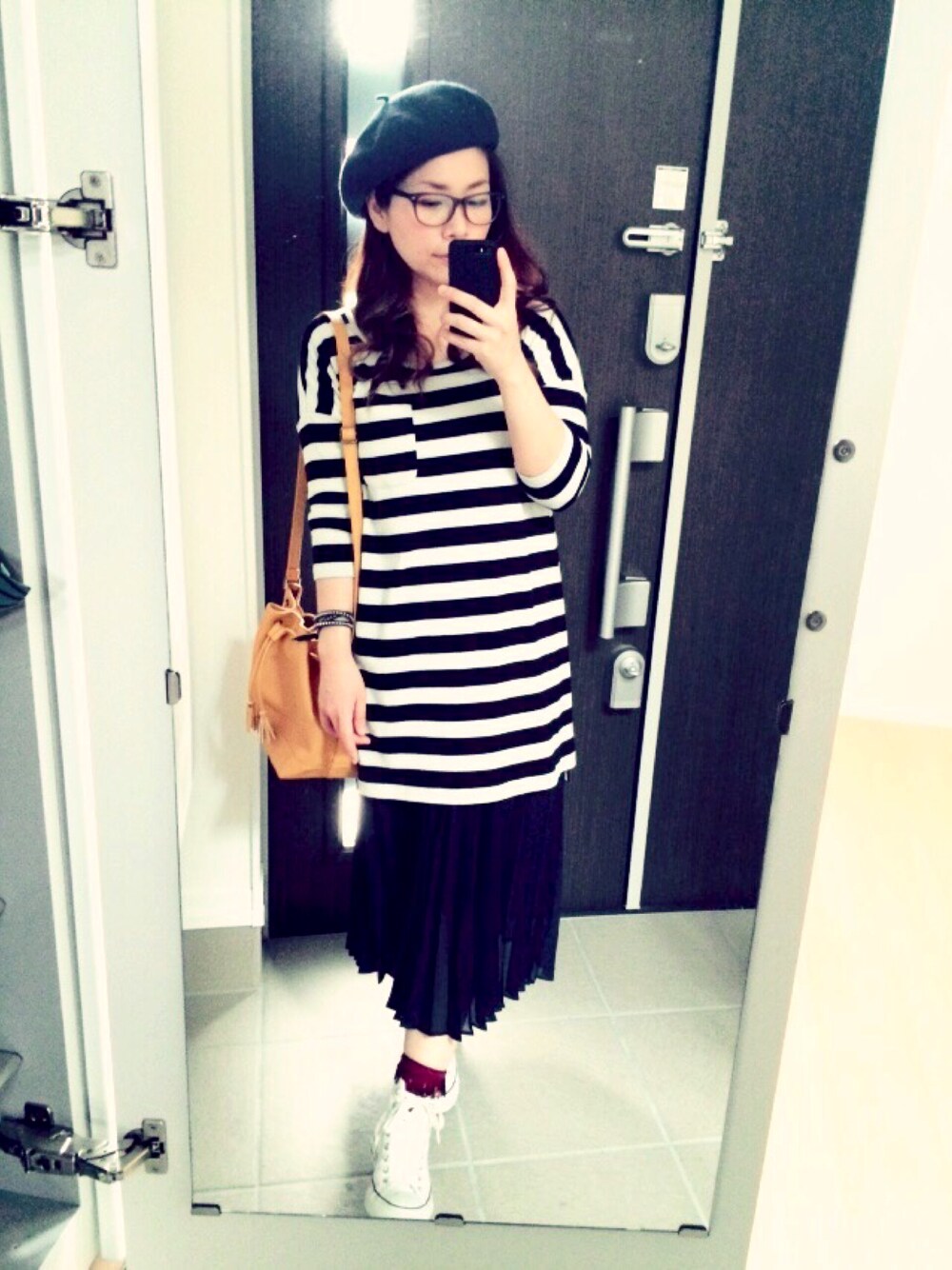 ホワイト系のワンピース、ブルー系のスカート、ホワイト系のスニーカーを着用したレディースの春コーディネートの1枚目の写真