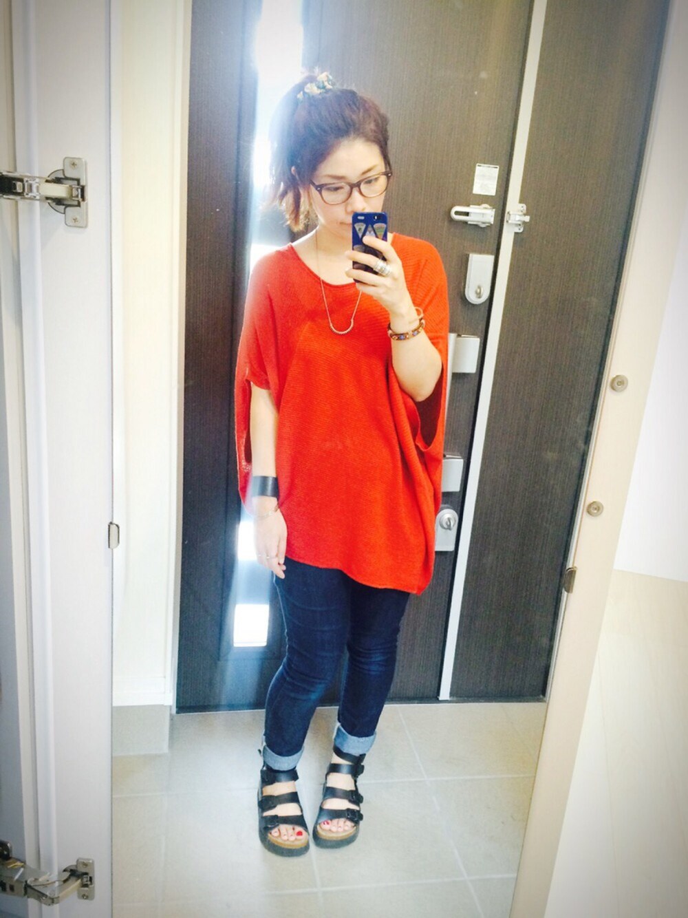 「夏、オトナカジュアル、ootd、デニムパンツ、casual、赤、サンダル、めがね、ドラフトDIS」｜「DISCOATのアイテム（Tシャツ/カットソー、レッド系）」を使った、halさん（レディース・163cm）の夏コーディネートの1枚目の写真
