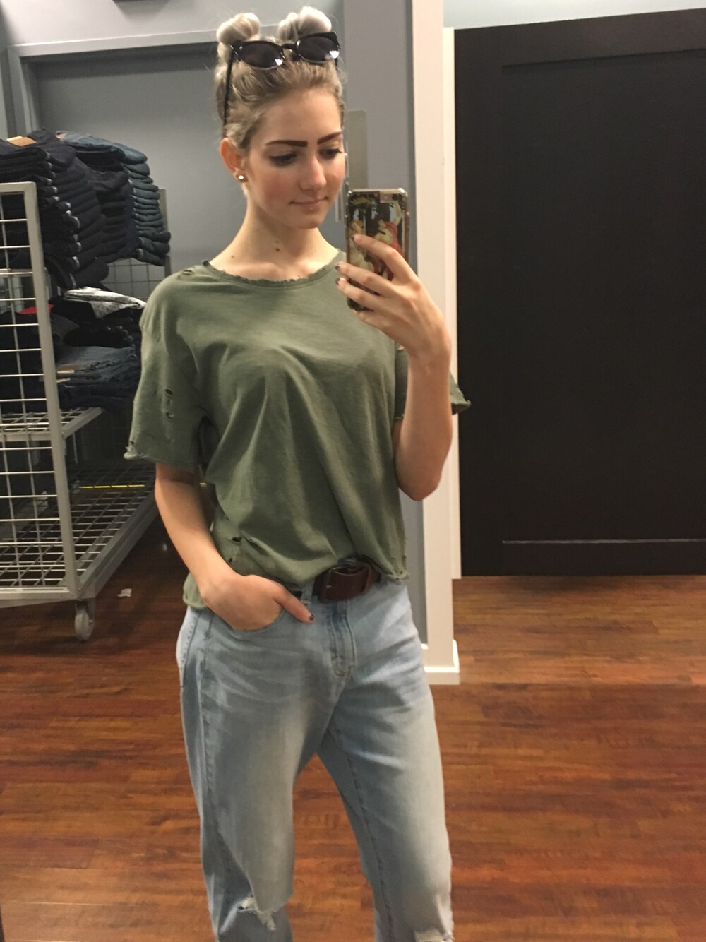 「ootd、denim、summer、streetstyle」｜「H&Mのアイテム（シャツワンピース、グリーン系）」を使った、hanna van fleetさん（レディース・163cm）の夏コーディネートの1枚目の写真