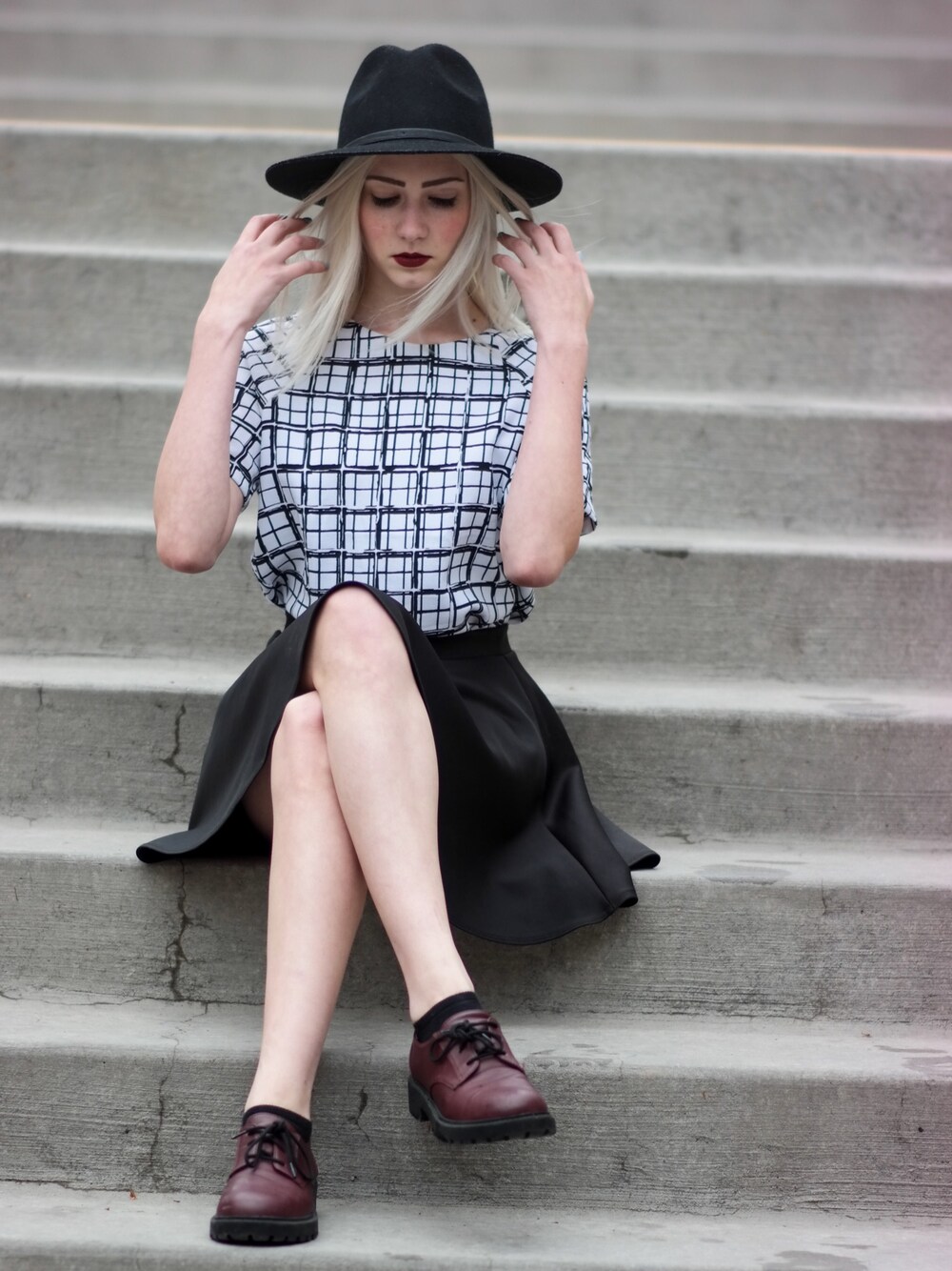 「PrintsPlease_TBrand、plaid、skater skirt、doctor martens、ootd、hat、streetstyle」｜「Banana Republicのアイテム（ハット、ブラック系）」を使った、hanna van fleetさん（レディース・163cm）の秋コーディネートの1枚目の写真