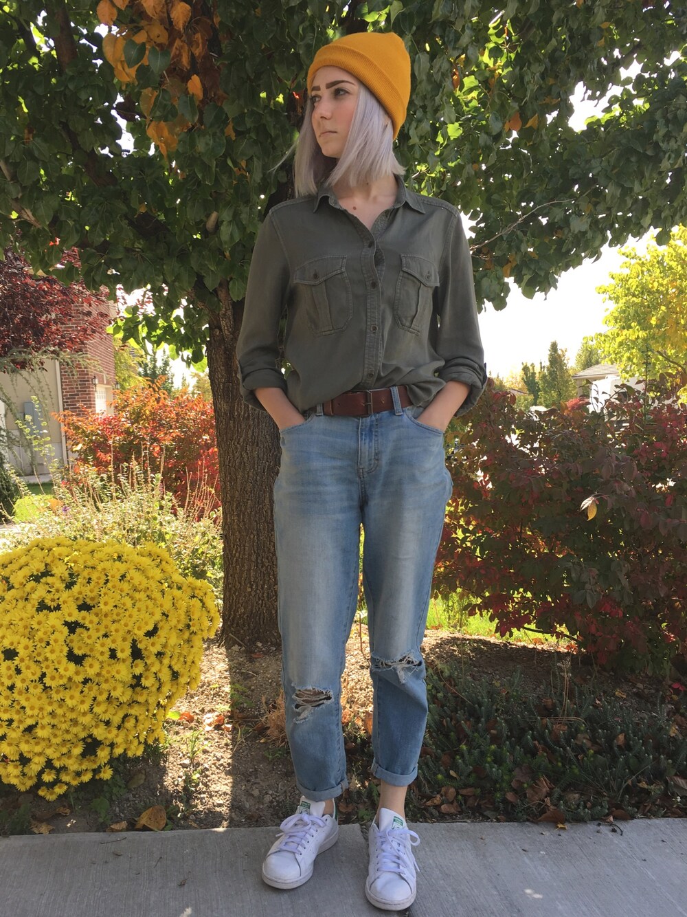 「ootd、outfit、denim、casual、beanie、sneakers、streetstyle、fall」｜「American Eagleのアイテム（その他トップス、グリーン系）」を使った、hanna van fleetさん（レディース・163cm）の秋コーディネートの1枚目の写真