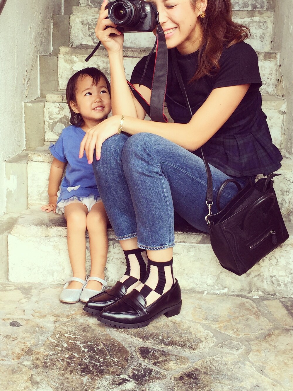 グリーン系のキャミソールを着用したレディースの春コーディネートの1枚目の写真