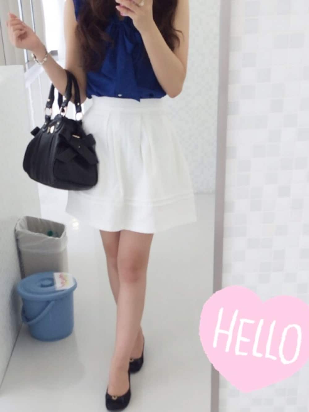 「#White、＃blue、#Black、#ペタンコ靴、#フリル、#ノースリーブ、#リボン、#evelyn、#handbag」｜「evelynのピンタックスカート（スカート、ホワイト系）」を使った、mocoさん（レディース・162cm）の夏コーディネートの1枚目の写真