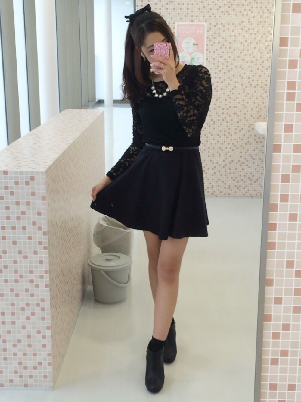 「FOREVER 21、UNIQLO、nuovo、レーストップス、透けトップス、フレアスカート、ブーティ、ポニーテール、ビジューネックレス、ブラックコーデ」｜「UNIQLOのアイテム（スカート、ブラック系）」を使った、mocoさん（レディース・162cm）の秋コーディネートの1枚目の写真