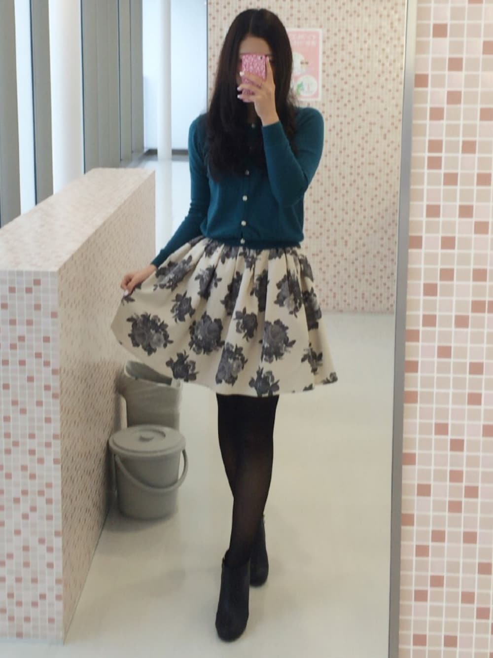 「CECIL McBEE、evelyn、グリーン、カーディガン、フレアスカート、花柄、ショートブーツ、ガーリー、オトナガーリー」｜「evelynの花柄スカート（スカート、ホワイト系）」を使った、mocoさん（レディース・162cm）の冬コーディネートの1枚目の写真