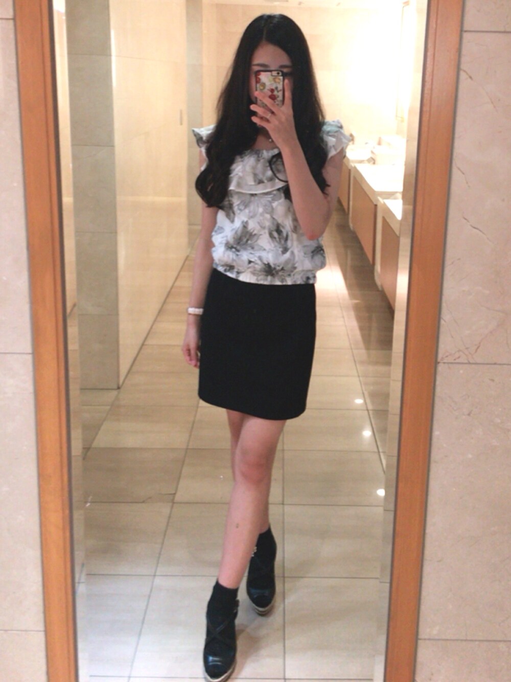 「セシルマクビー、CECIL McBEE、花柄、オフショル、モノトーン、タイトスカート、ダイアナ、DIANA、サンダル、サンダルに靴下」｜「CECIL McBEEのアイテム（Tシャツ/カットソー、ホワイト系）」を使った、mocoさん（レディース・162cm）の夏コーディネートの1枚目の写真