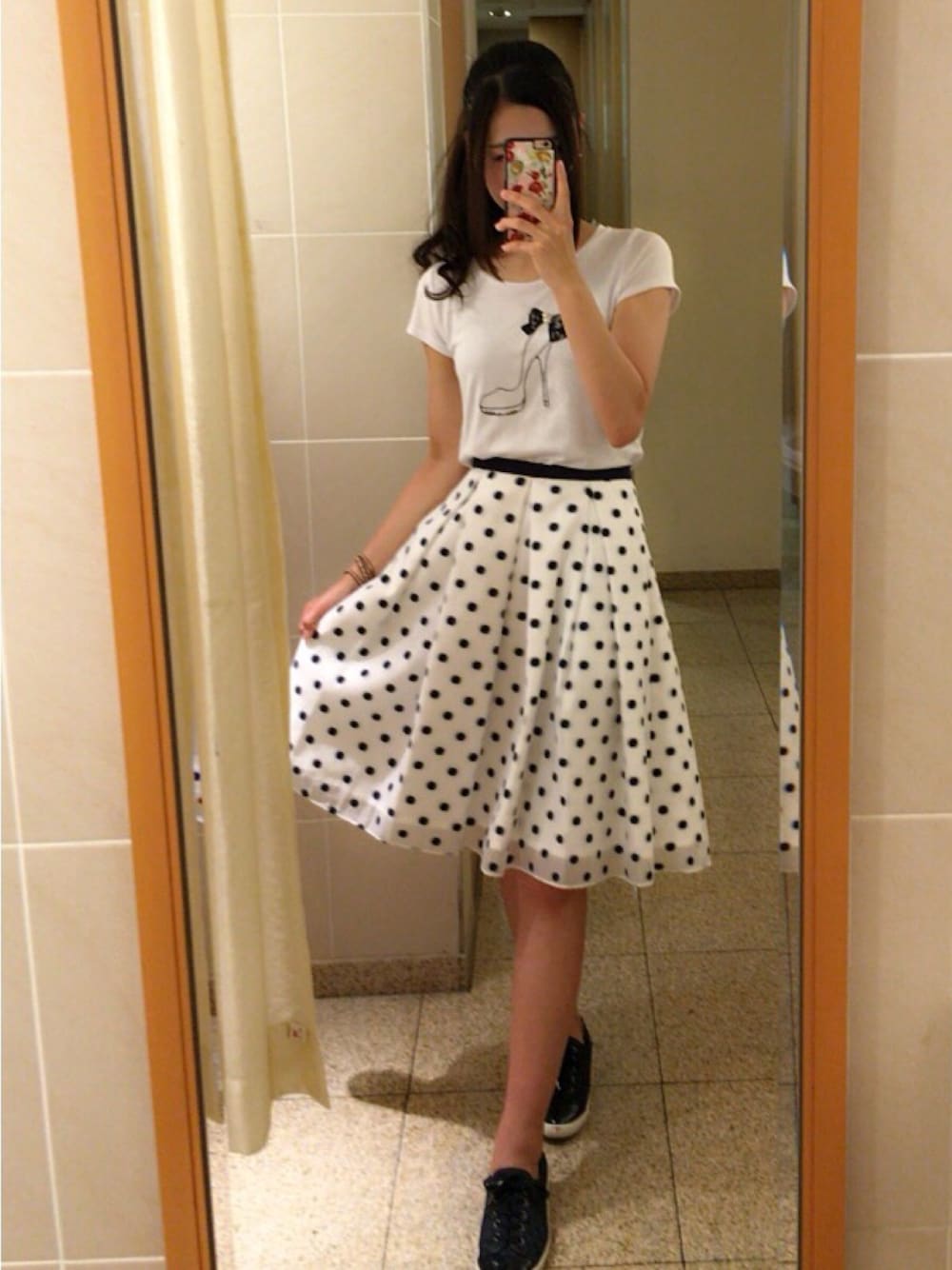 「Tシャツ、フレアスカート、スニーカー、PROPORTION BODY DRESSING、apuweiser-riche、LANVIN、ネイビー、ポニーテール、オトナカジュアル」｜「Apuweiser-richeのアイテム（スカート、ホワイト系）」を使った、mocoさん（レディース・162cm）の夏コーディネートの1枚目の写真