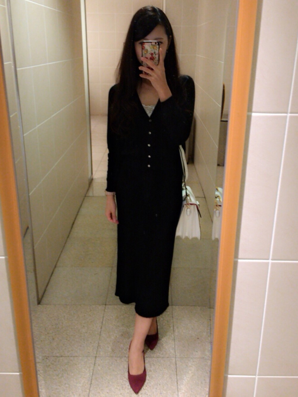 「ブラックコーデ、UNIQLO、evelyn、apuweiser-riche、FABULOUS、ボルドー、パンプス、ロングスカート、ショート丈トップス」｜「Apuweiser-richeのアイテム（カーディガン/ボレロ、ブラック系）」を使った、mocoさん（レディース・162cm）の秋コーディネートの1枚目の写真