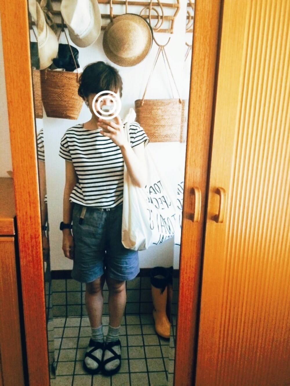 グレー系のその他パンツ、ホワイト系のTシャツ/カットソー、ブラック系のサンダルを着用したレディースの夏コーディネートの1枚目の写真