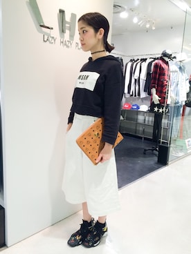 「MSGM（エムエスジーエム）のアイテム（パーカー）」を使った、Hikaru Shimizuさん（レディース・165cm）の春コーディネート