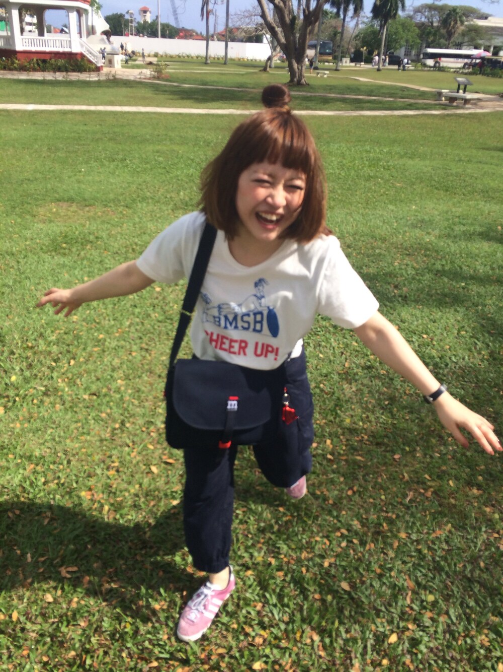 「スニーカー、Tシャツ、おかっぱ」｜「adidasのadidas Gazelle / ガッツレー（スニーカー、ピンク系）」を使った、ぶーさん（レディース・148cm）の春コーディネートの1枚目の写真