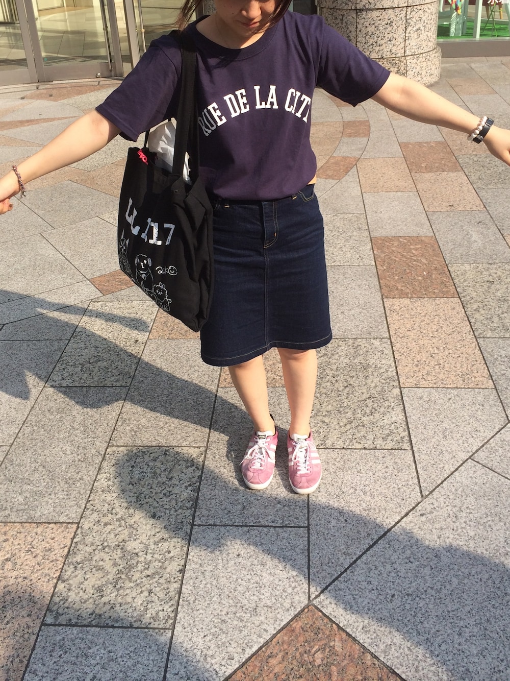 「スニーカー、Tシャツ、ネイビー、aiko」｜「Morris & Sonsのアイテム（Tシャツ/カットソー、ブルー系）」を使った、ぶーさん（レディース・148cm）の夏コーディネートの1枚目の写真
