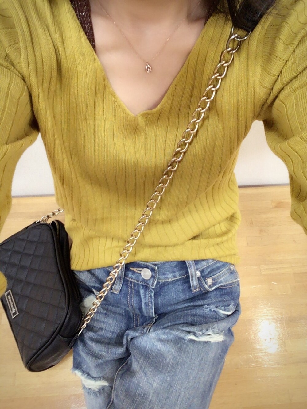 「マスタード、ダメージデニムパンツ、ニット、プチフラコーデ、楽天」｜「stradivariusのアイテム（ショルダーバッグ、ブラック系）」を使った、ちびまる。さん（レディース・150cm）の秋コーディネートの1枚目の写真